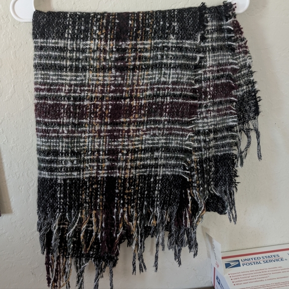 Elegant Black and Gray Cape with Fringe - Picture 8 of 8